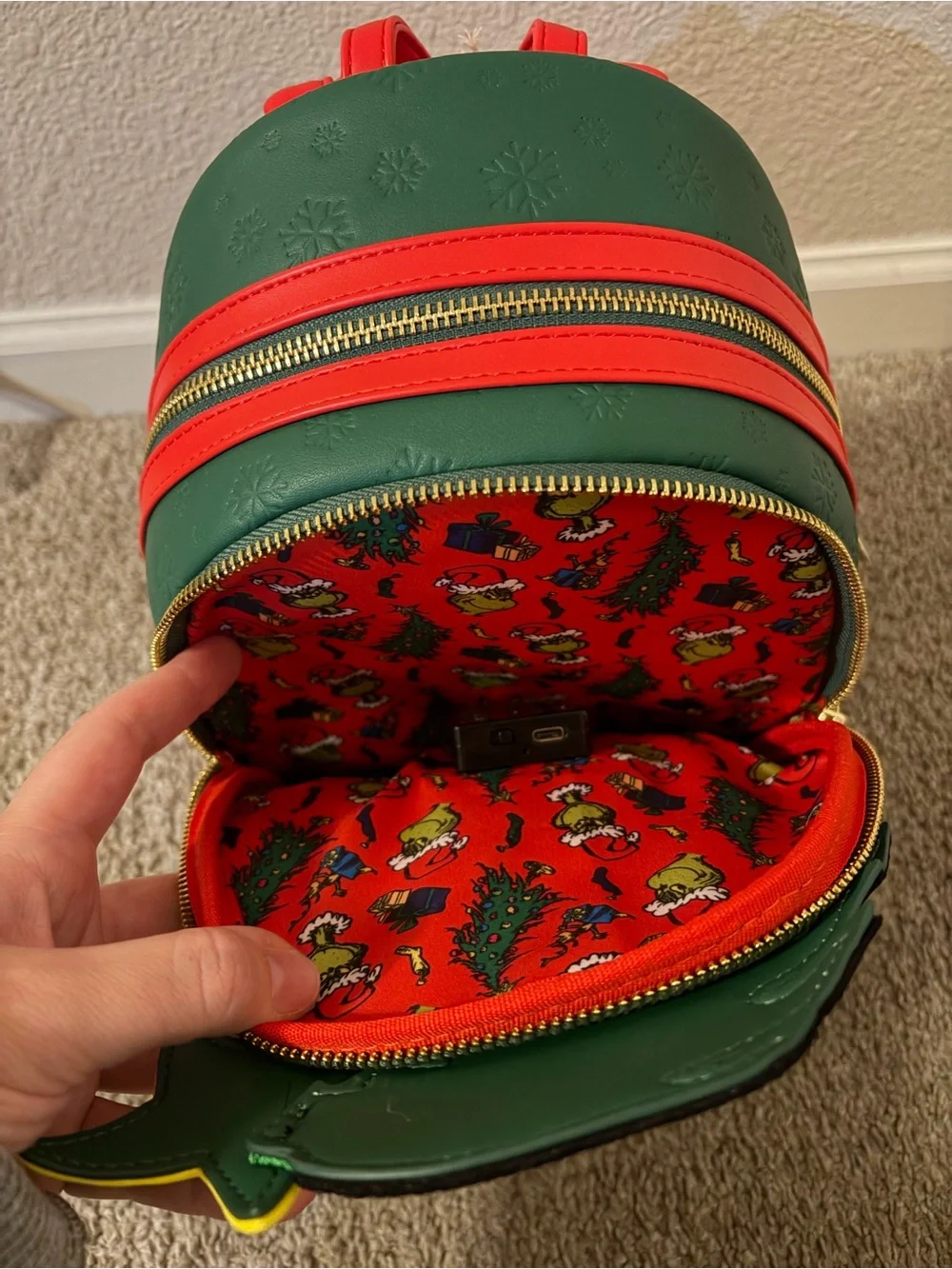 Loungefly Dr. Seuss Grinch Green Holiday Mini Backpack NWT Light Up Tree